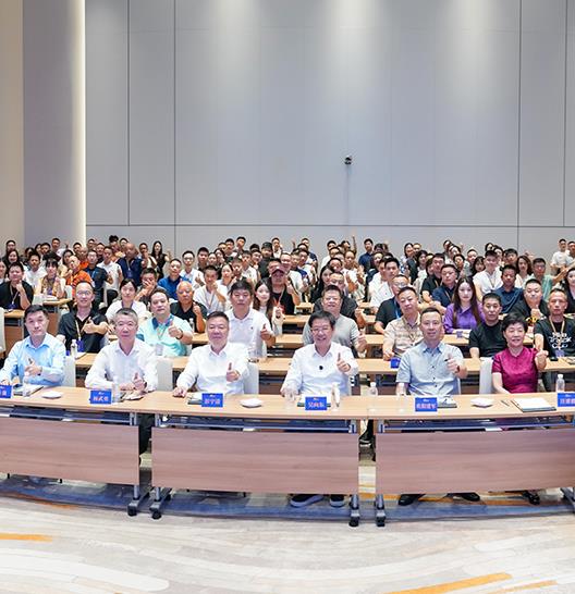 再创全网最热直播！
吴向东揭秘行业最火超级论坛