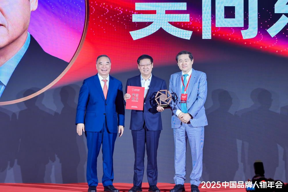 破局立新，酒业典范！
吴向东荣膺“2025中国十大品牌年度人物”